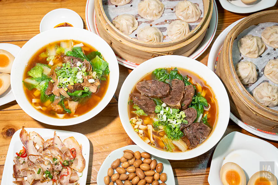 海草手作健康輕食館滿桌招牌料理，牛肉麵與小籠包