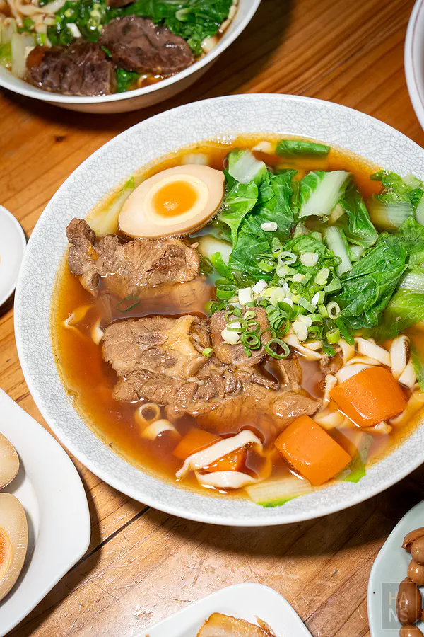 海草手作健康輕食館牛肉麵，清澈湯頭與軟嫩牛肉