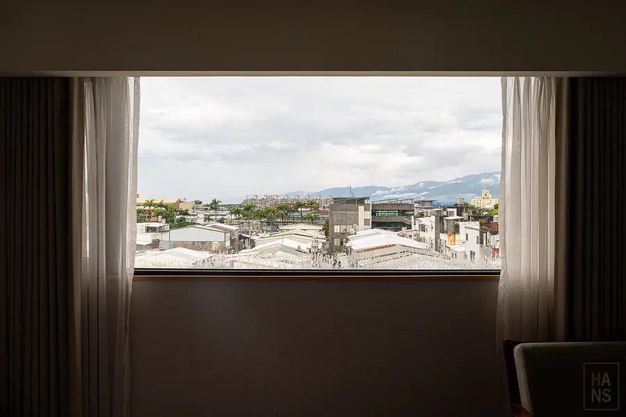 南豐鐵花棧客房窗景，眺望台東市區與遠山