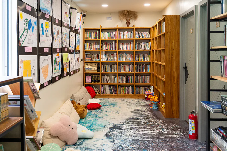 家家酒書房兒童閱讀區，海浪地板與滿櫃童書