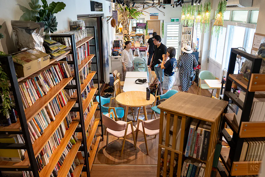 家家酒書房書架環繞的用餐空間與溫暖燈光
