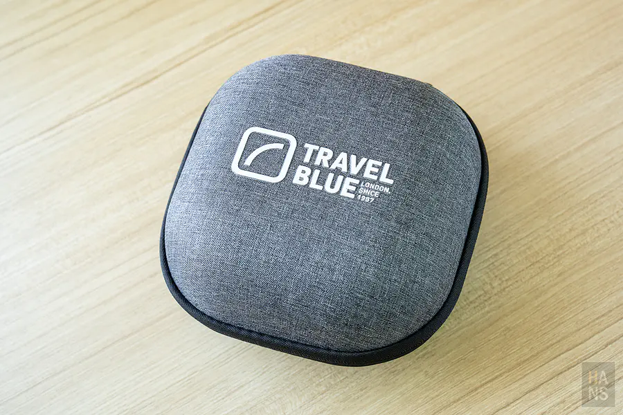 Travel Blue 涼感頸枕硬殼收納盒，灰色麻布紋路質感外觀