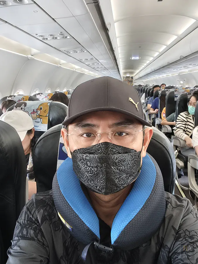 Travel Blue 涼感頸枕搭機實測，記憶棉支撐頭部左右不懸空