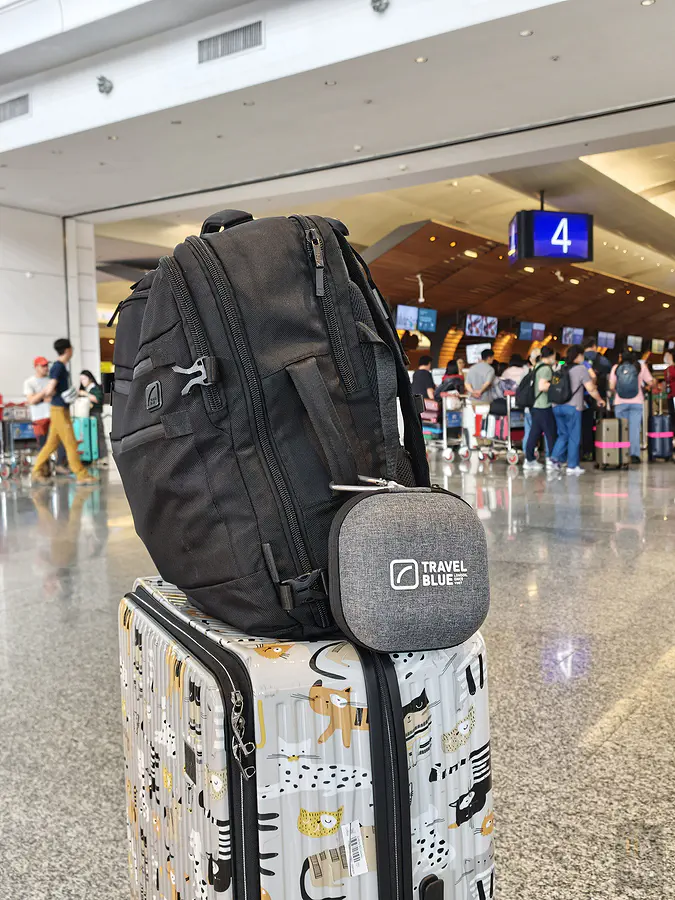 Travel Blue 涼感頸枕收納盒掛在背包上，桃園機場出發實測