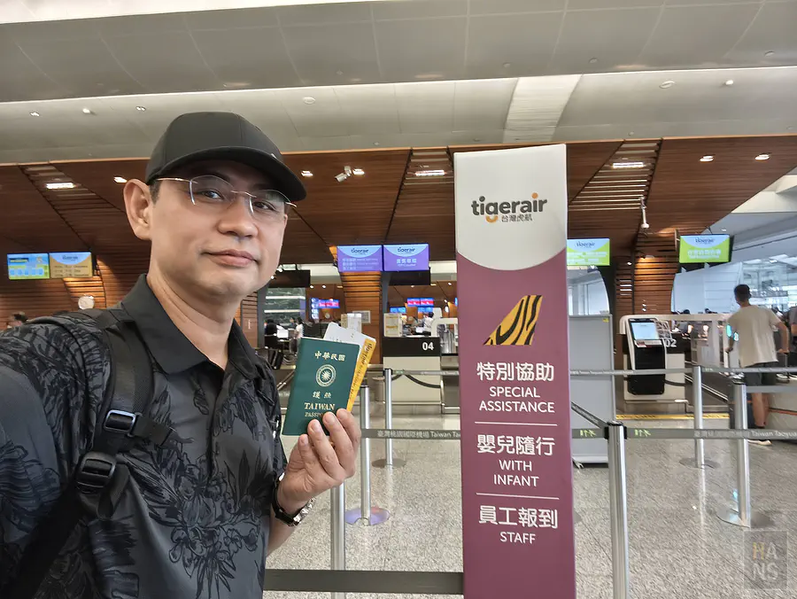 翰斯在桃園機場台灣虎航報到櫃檯前準備出發大分