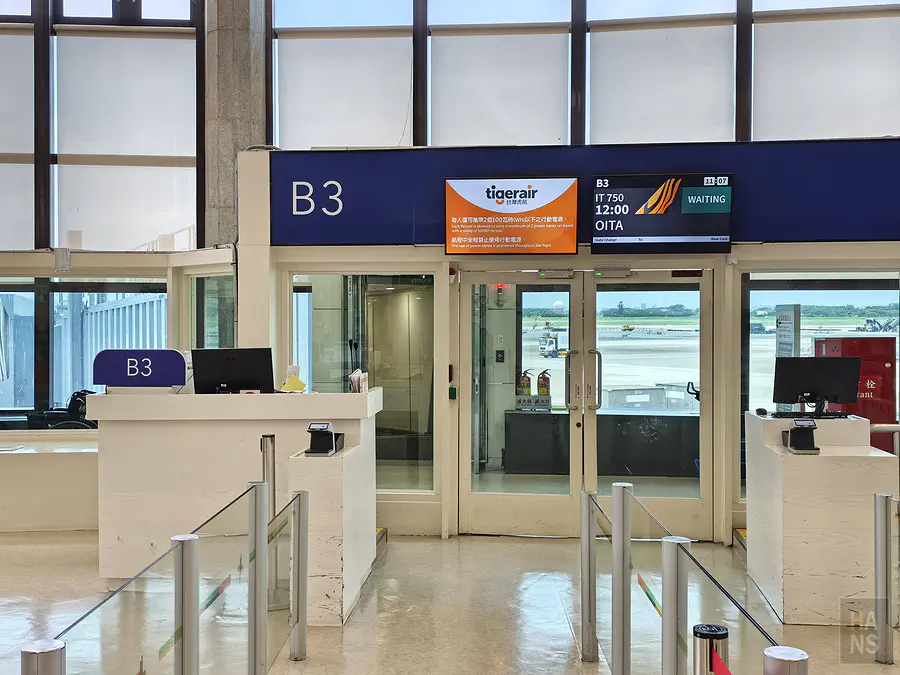 桃園機場 B3 登機門，台灣虎航 IT750 大分航班看板