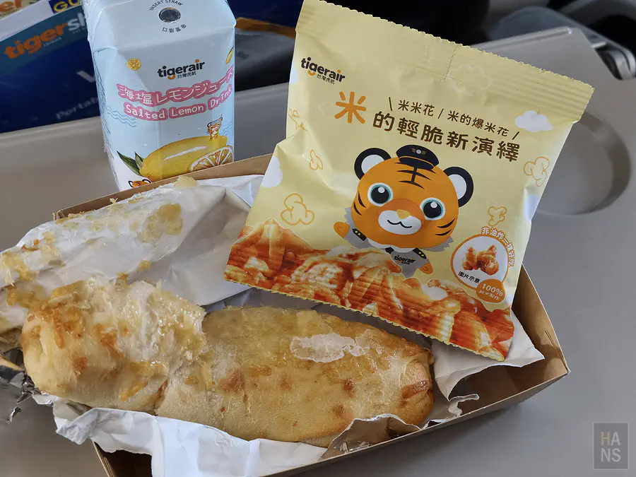 台灣虎航機上輕食，起酥點心、海鹽檸檬飲與米米花