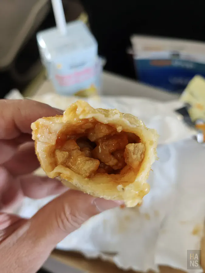 台灣虎航機上餐起酥點心內餡特寫