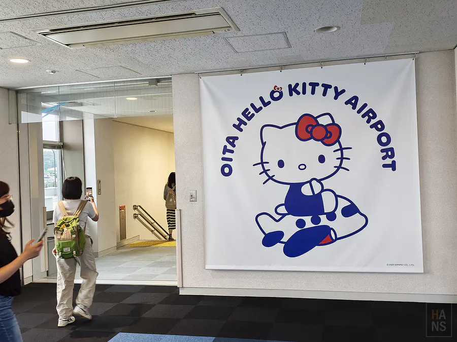 大分 Hello Kitty 機場通道上的 Kitty 搭飛機大幅布幕