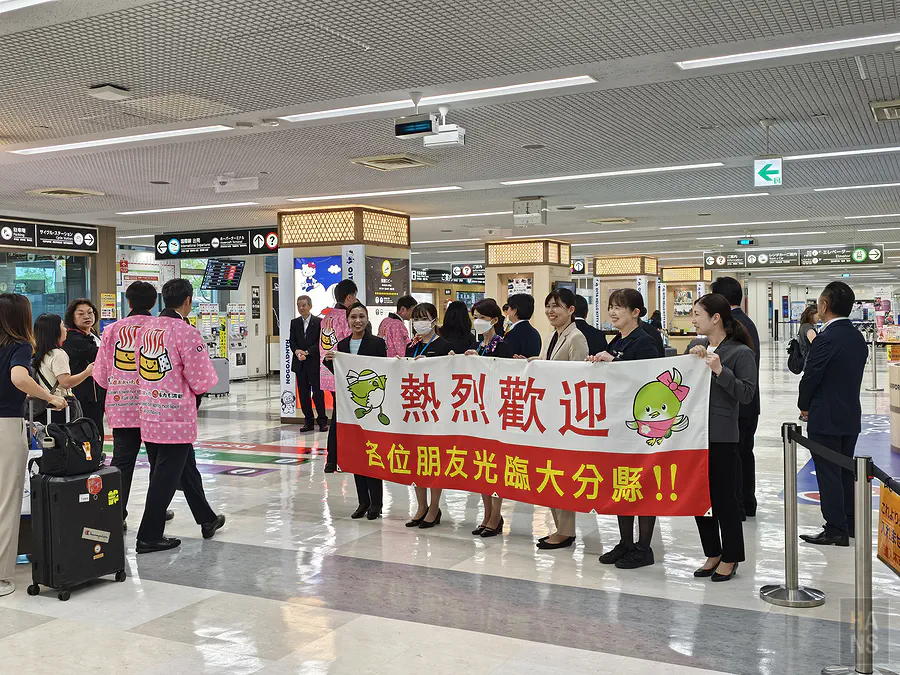 大分機場入境大廳熱烈歡迎布條接機