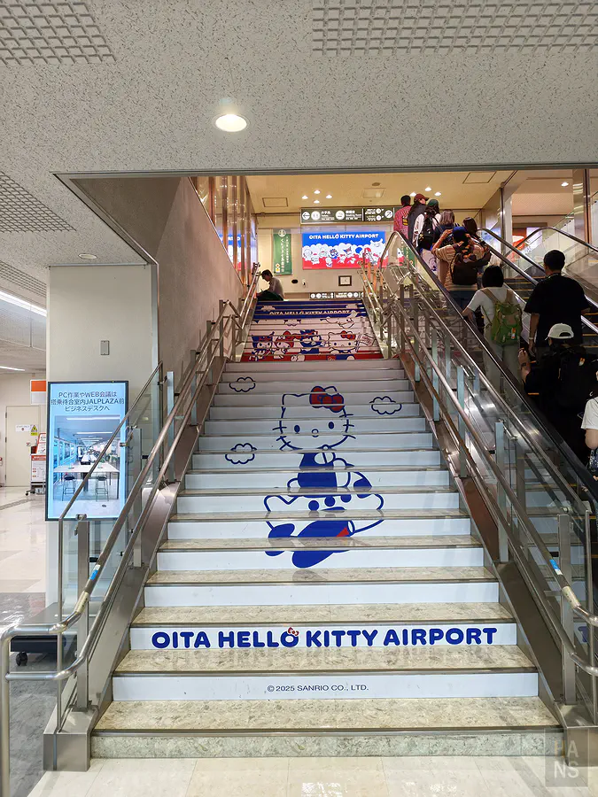 大分機場Hello Kitty主題彩繪階梯