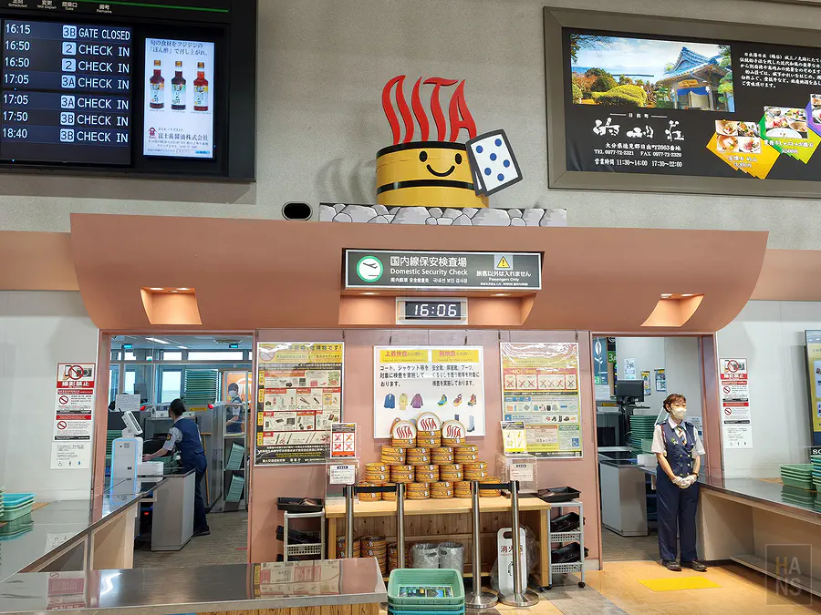 大分機場國內線安檢口溫泉桶造型裝飾
