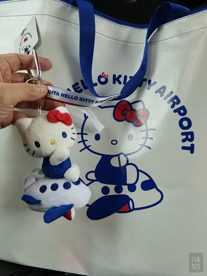 大分 Hello Kitty 機場限定托特包與 Kitty 飛機吊飾