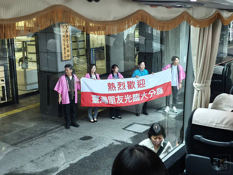 大分縣府人員拉布條迎接台灣媒體團