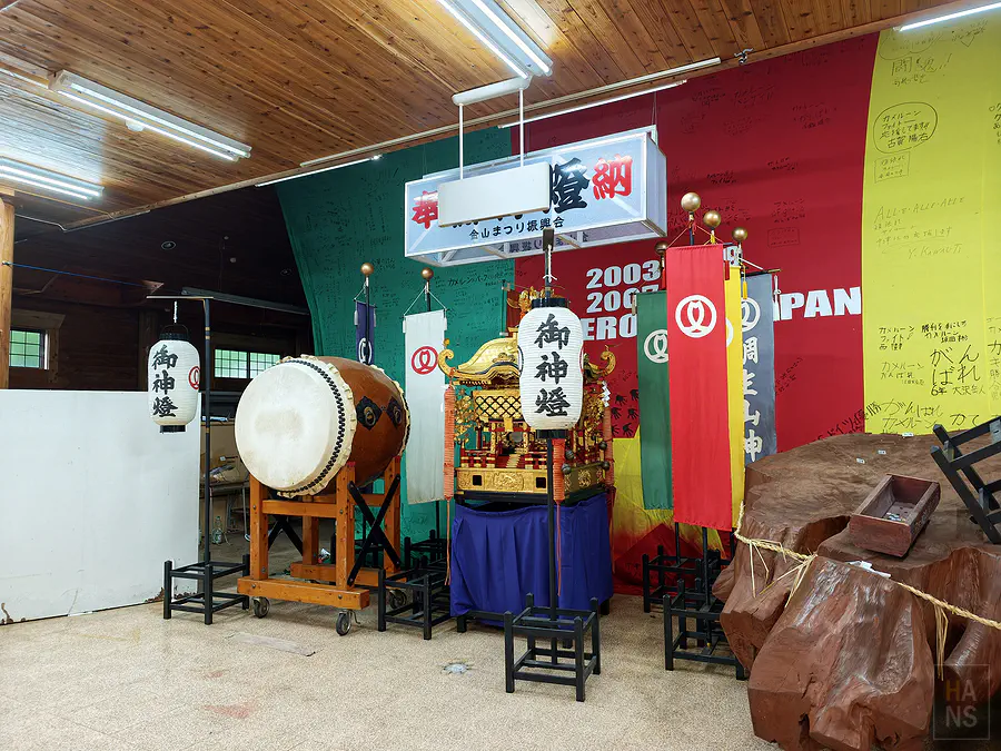 鯛生金山展示室的金山祭太鼓神轎與世界盃簽名布幕