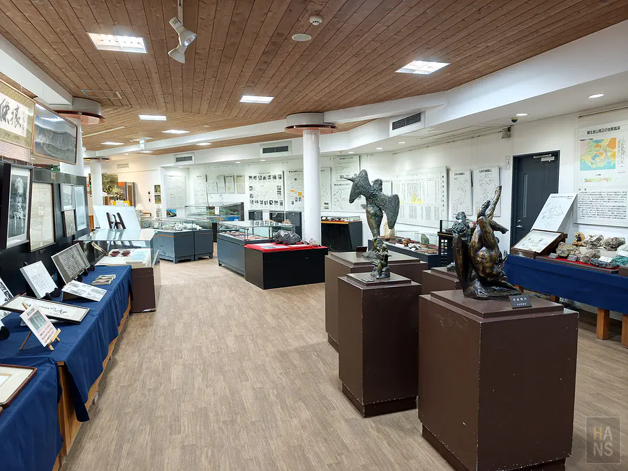 鯛生金山資料館內部歷史文獻與礦石展示