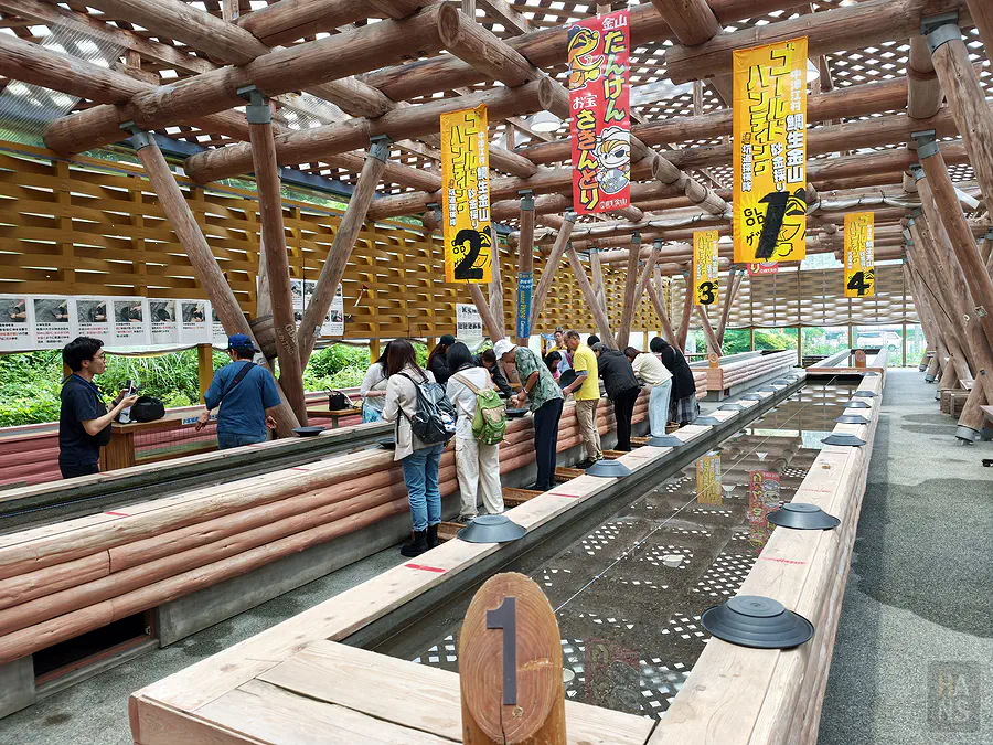 鯛生金山淘金體驗場水槽與遊客