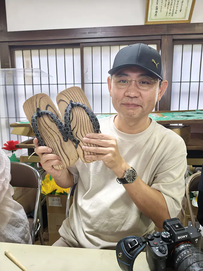 翰斯展示日田木屐DIY完成品