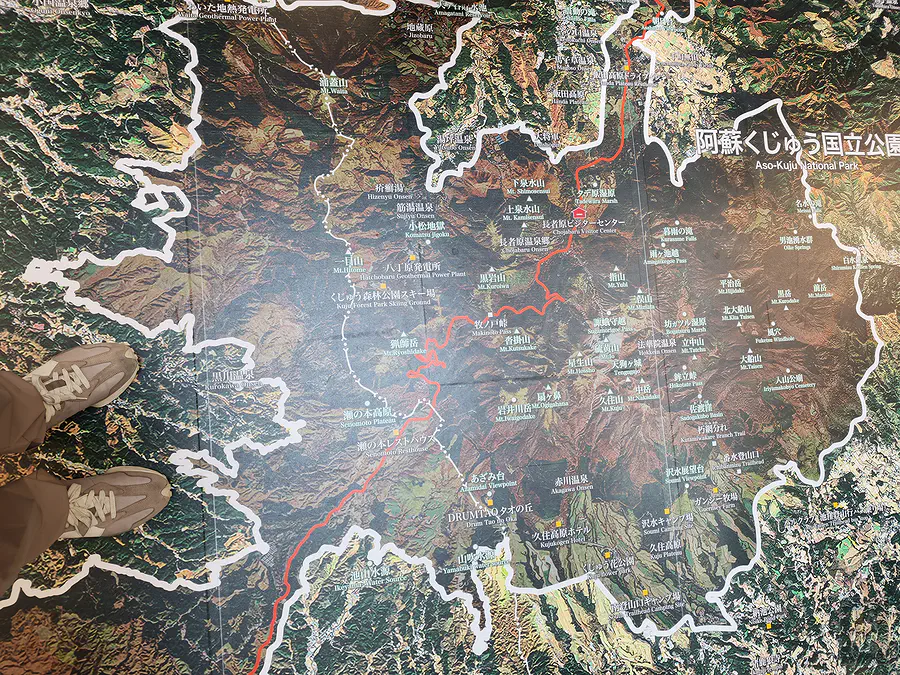 踩在長者原遊客中心九重阿蘇立體地圖上俯視地形與登山路線