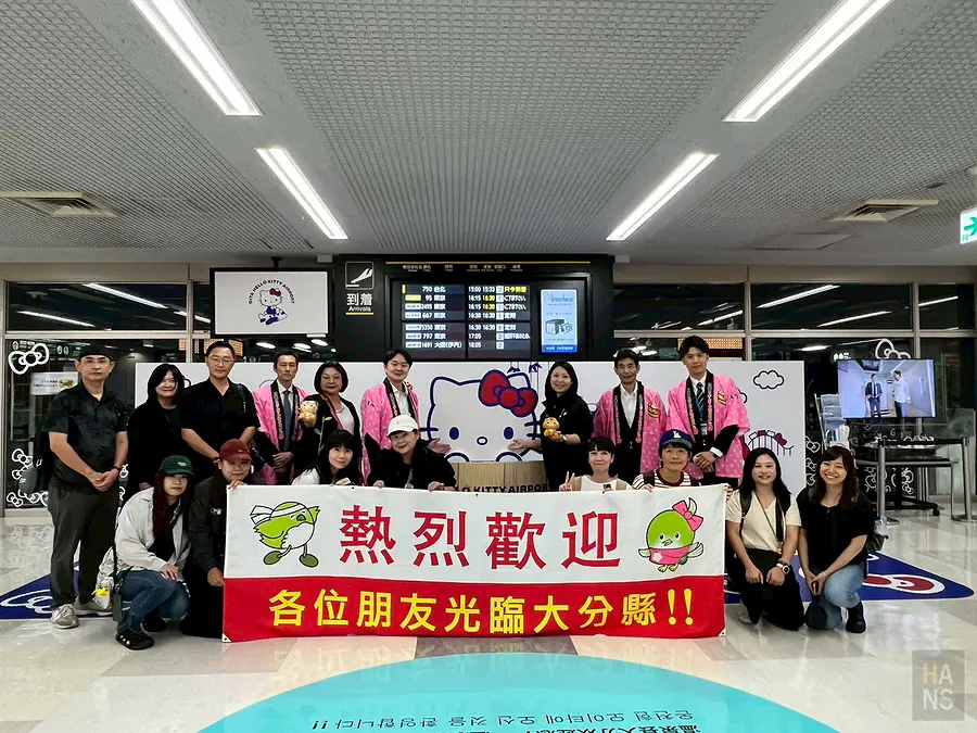 媒體團在大分 Hello Kitty 機場到著大廳與歡迎布條合影
