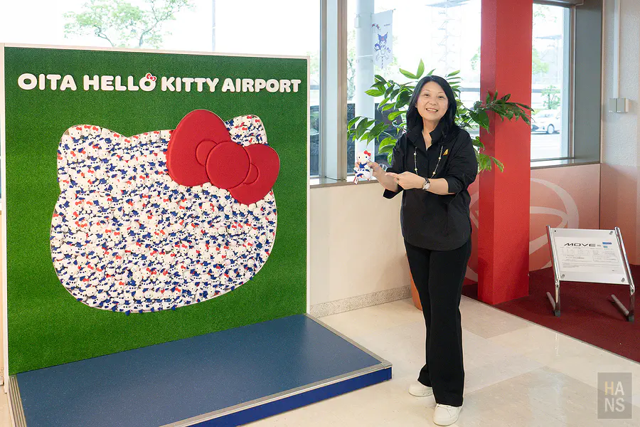 台灣虎航黃世惠董事長與大分 Hello Kitty 機場打卡牆合影