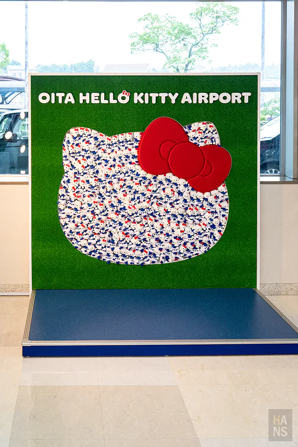 大分 Hello Kitty 機場玩偶牆，由滿滿 Kitty 玩偶拼成的 Kitty 臉