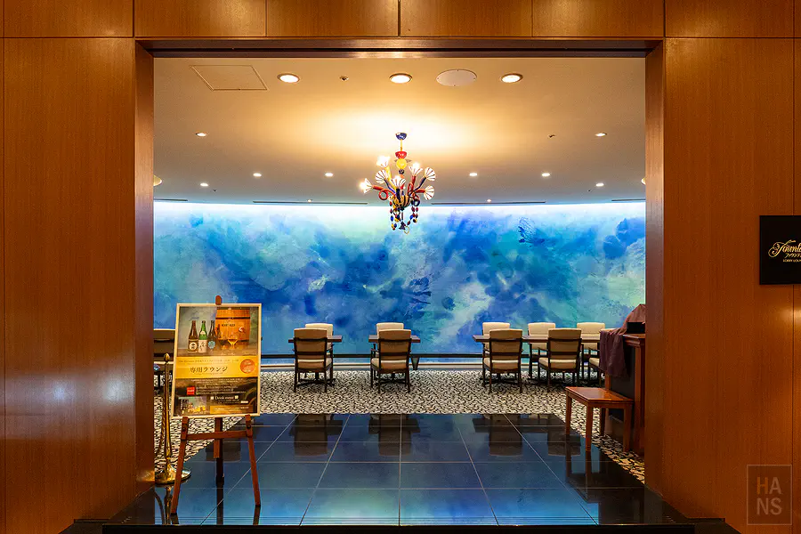 大分綠洲塔日航酒店Lounge藍色牆面與彩色吊燈