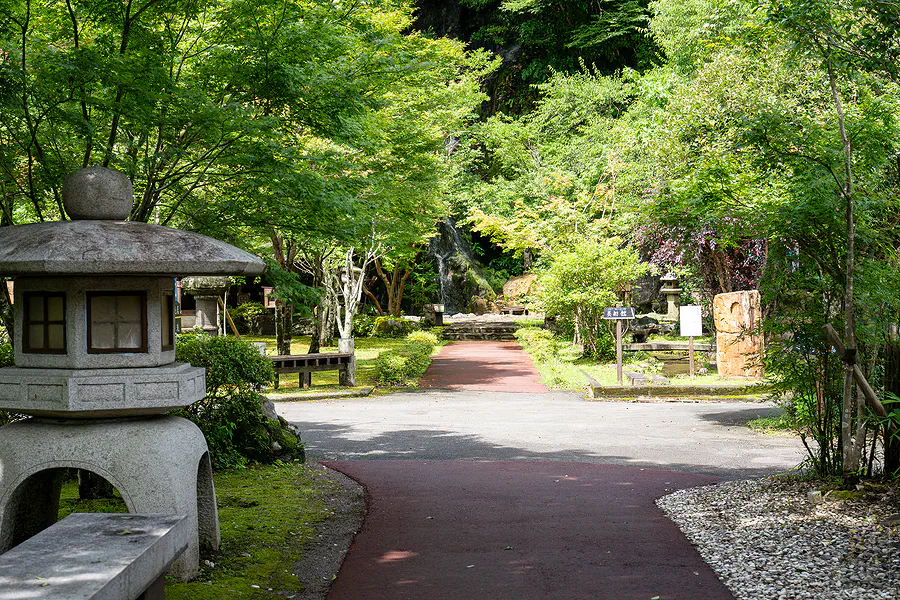 稻積水中鍾乳洞園區庭園步道與石燈籠