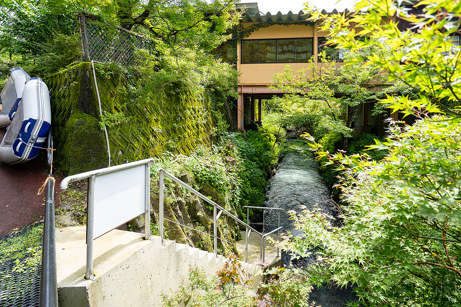 稻積水中鍾乳洞園區白山川溪谷清流