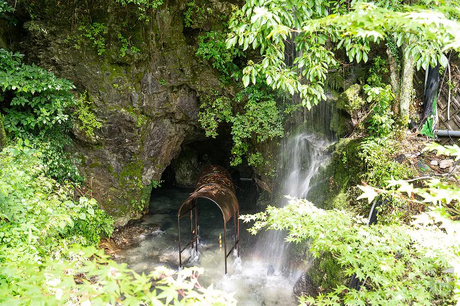 稻積水中鍾乳洞湧水口瀑布