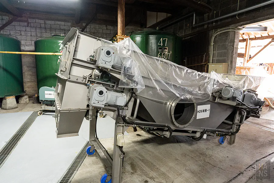 鷹來屋釀造場內的現代化釀酒機具