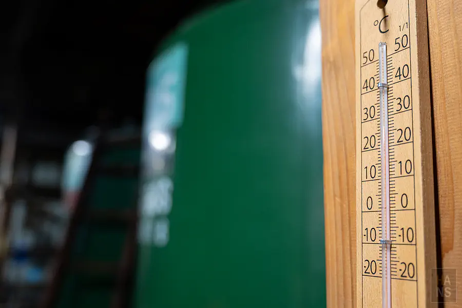 鷹來屋釀造場內木製溫度計特寫