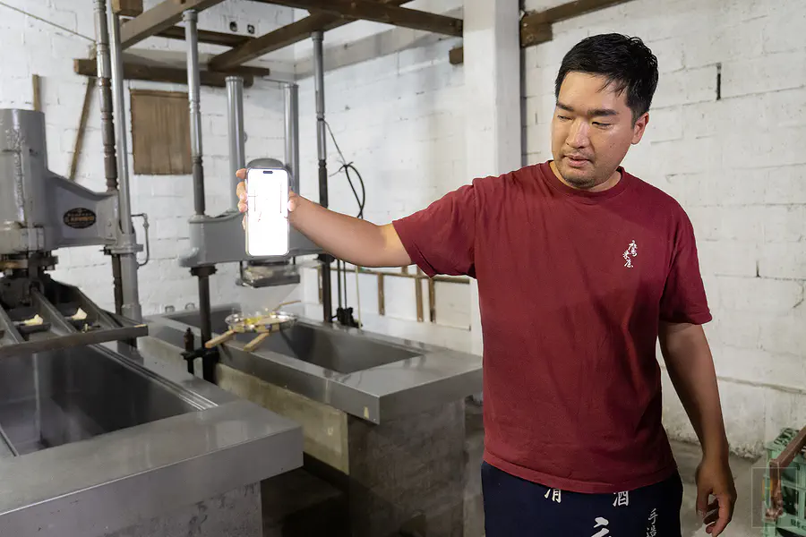 鷹來屋六代目以手機照片解說槽榨工序