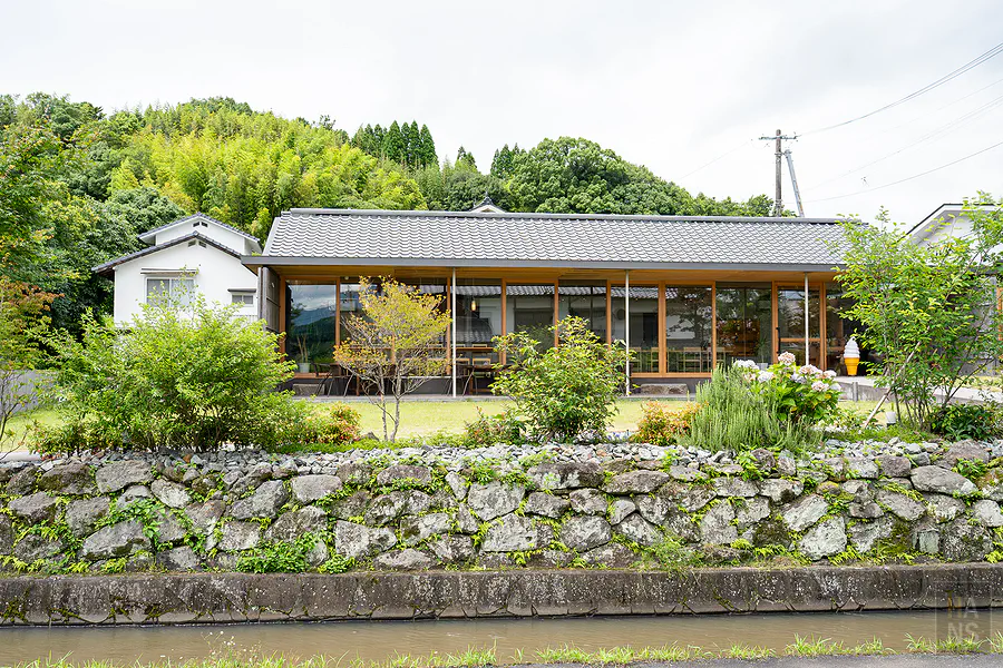 Takakiya Garden SASARA咖啡廳建築外觀與石垣水路