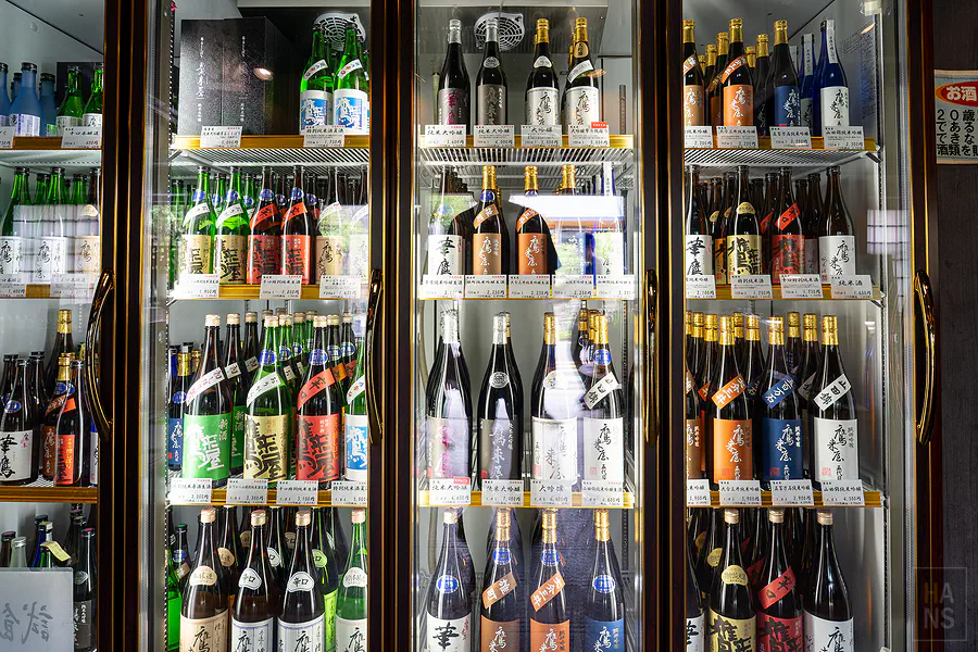 鷹來屋店舖冷藏櫃內各式清酒酒款