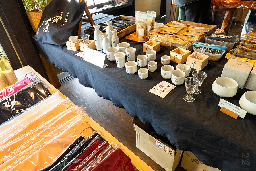 鷹來屋店舖內酒器與周邊商品展售桌
