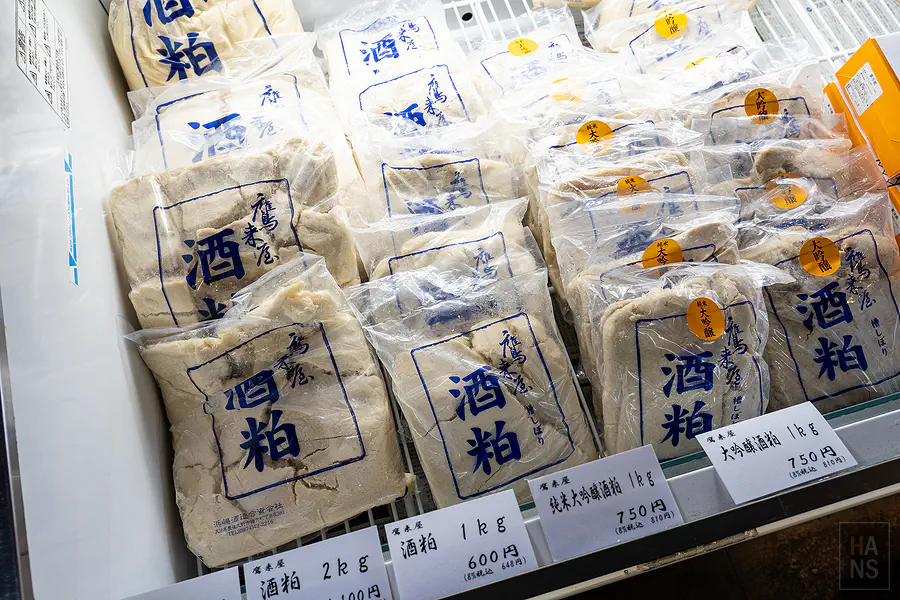鷹來屋大吟釀與華鷹純米大吟釀酒款陳列