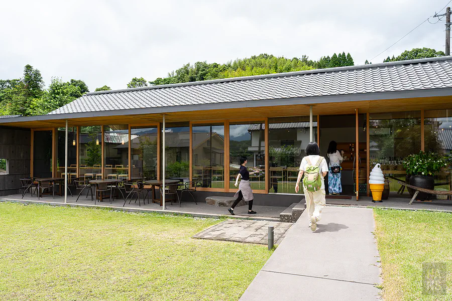 Takakiya Garden SASARA入口Open立牌與庭院小徑