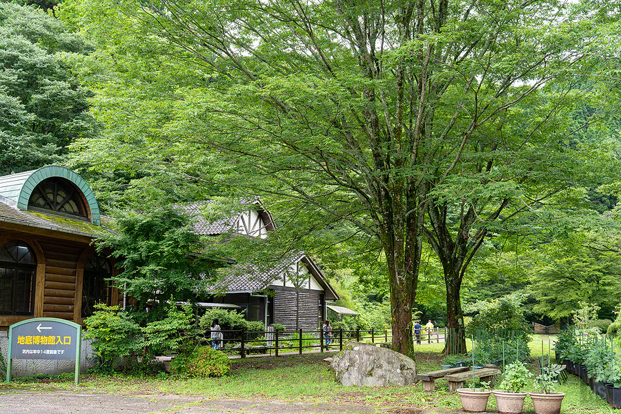 鯛生金山地底博物館入口木造建築