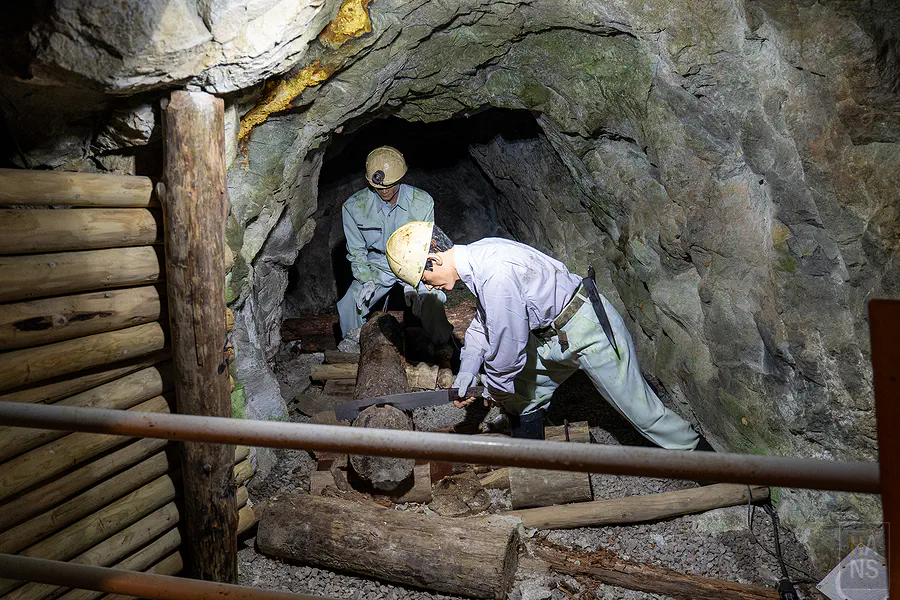 鯛生金山礦工搭建木支架人偶場景