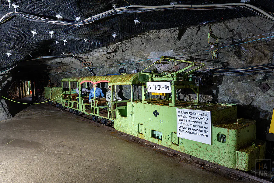鯛生金山6噸無軌電車與礦車