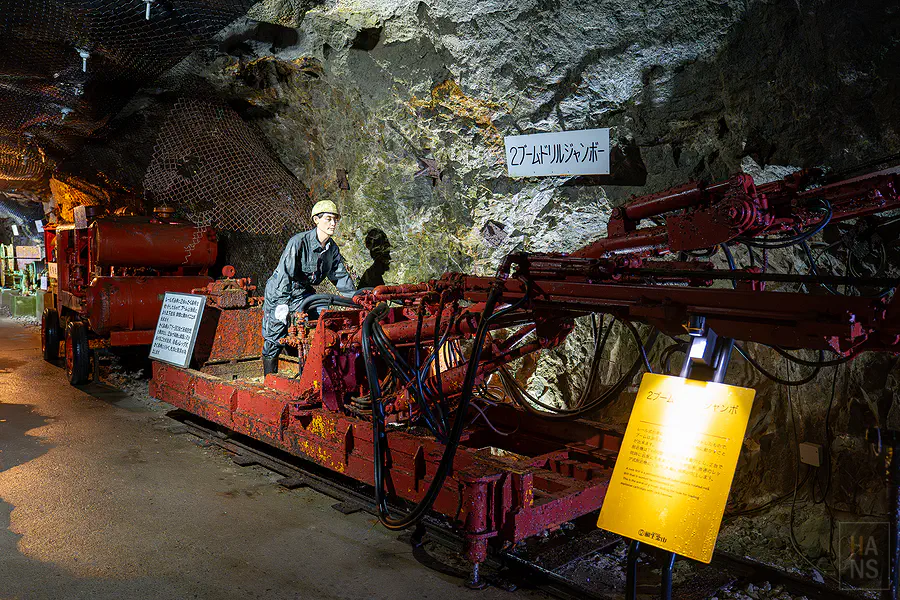 鯛生金山雙臂鑿岩台車Drill Jumbo