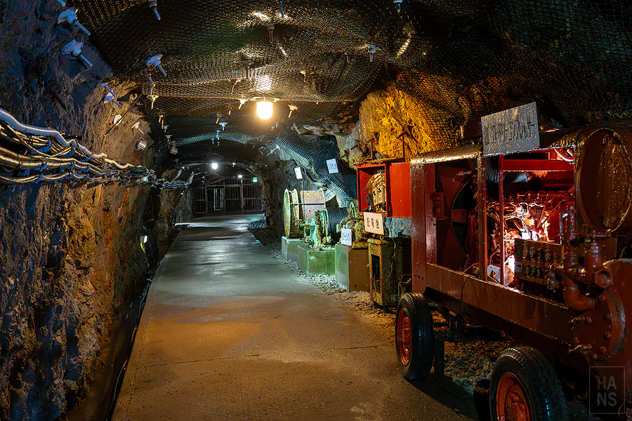 鯛生金山坑道出口前紅色機具展示