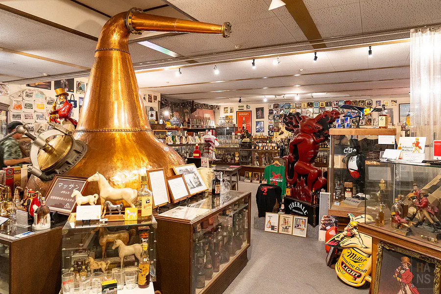 天領日田洋酒博物館館內全景與銅製蒸餾器