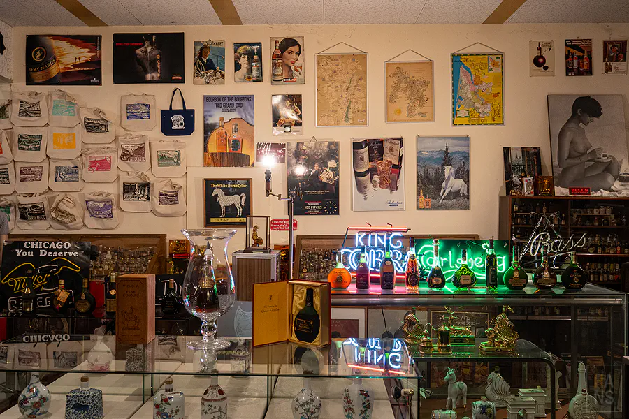 天領日田洋酒博物館酒廠帆布袋海報與霓虹燈展示區