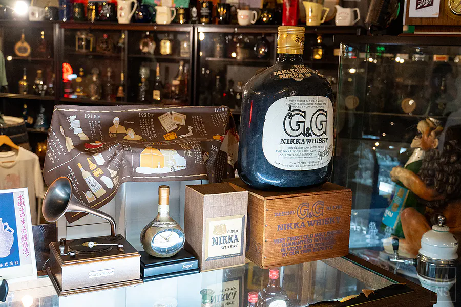 天領日田洋酒博物館G&G Nikka大型展示瓶與竹鶴年表布巾