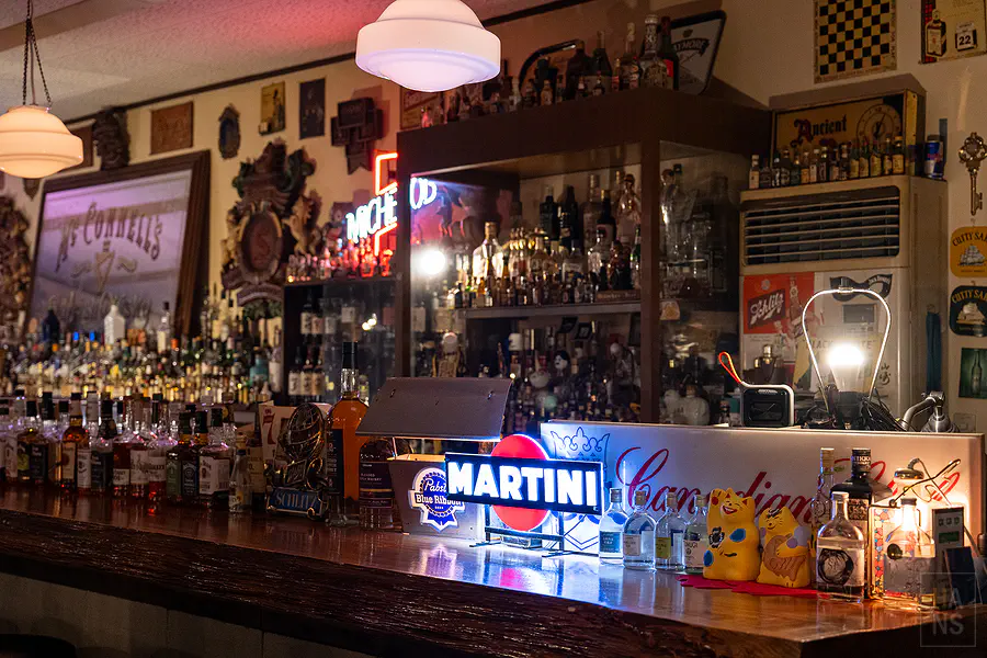 天領日田洋酒博物館酒吧吧檯MARTINI霓虹燈與洋酒收藏