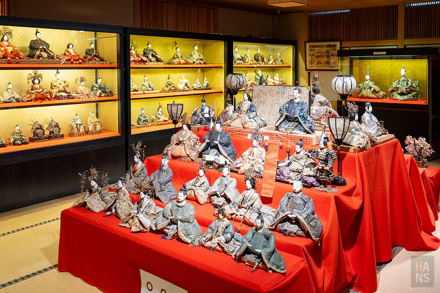 雛御殿紅色階梯段飾與展示櫃