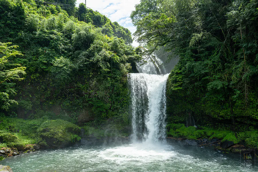 慈恩瀑布二段瀑布正面全景與翠綠山壁