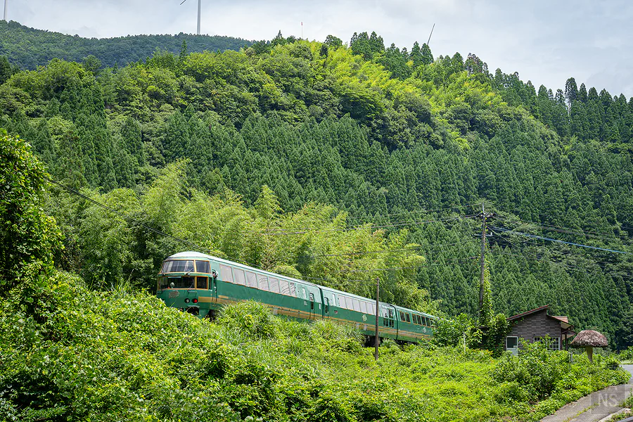 由布院之森列車行經慈恩瀑布山谷